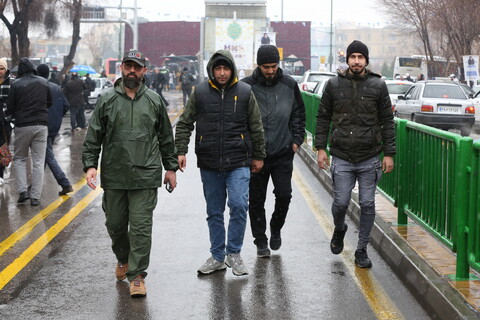 راهپیمایی نیمه شعبان زیر بارش برف در اصفهان