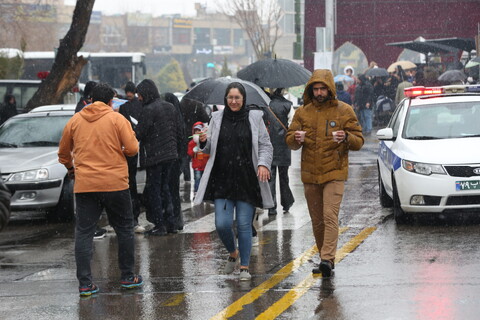 راهپیمایی نیمه شعبان زیر بارش برف در اصفهان