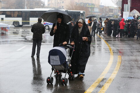 راهپیمایی نیمه شعبان زیر بارش برف در اصفهان