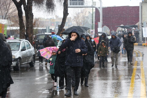 راهپیمایی نیمه شعبان زیر بارش برف در اصفهان