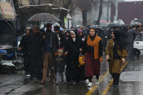 راهپیمایی نیمه شعبان زیر بارش برف در اصفهان