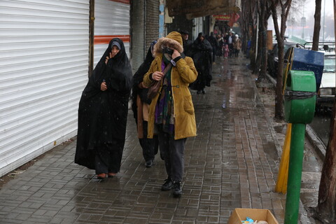 راهپیمایی نیمه شعبان زیر بارش برف در اصفهان