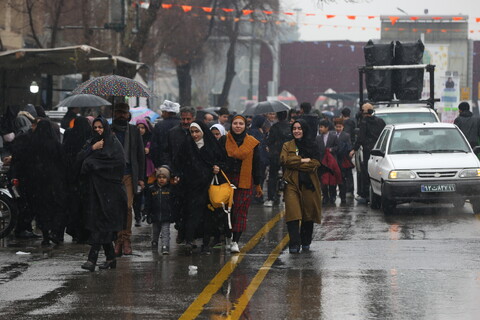 راهپیمایی نیمه شعبان زیر بارش برف در اصفهان