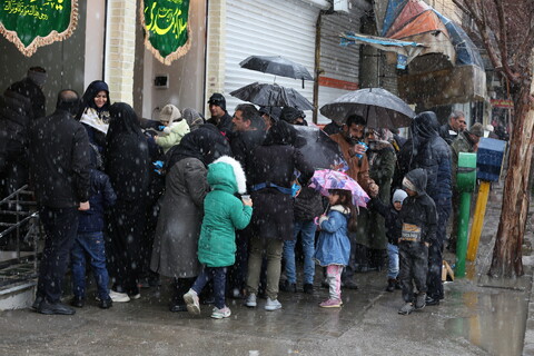 راهپیمایی نیمه شعبان زیر بارش برف در اصفهان