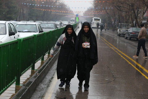 راهپیمایی نیمه شعبان زیر بارش برف در اصفهان