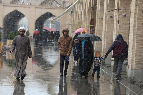 راهپیمایی نیمه شعبان زیر بارش برف در اصفهان