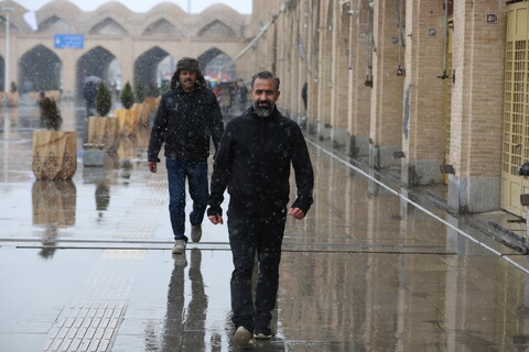 راهپیمایی نیمه شعبان زیر بارش برف در اصفهان