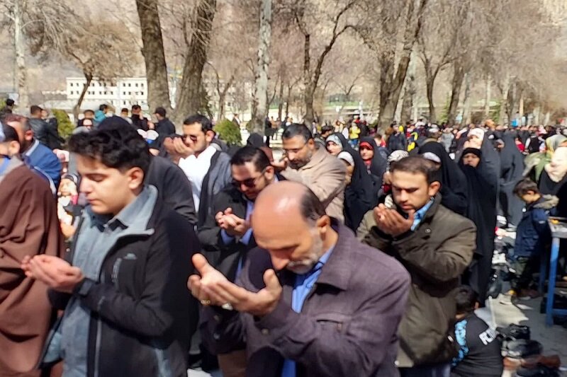 برگزاری نماز جماعت ظهر و عصر در جشن بزرگ نیمه شعبان کرمانشاه+عکس