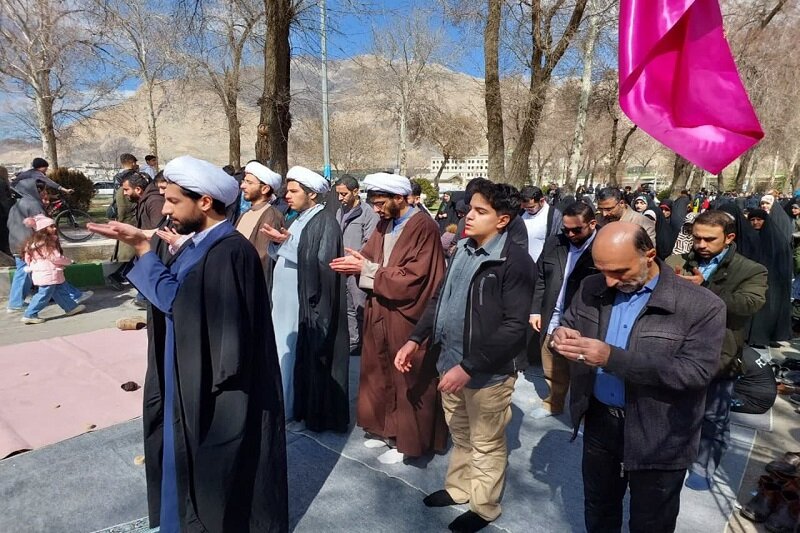برگزاری نماز جماعت ظهر و عصر در جشن بزرگ نیمه شعبان کرمانشاه+عکس