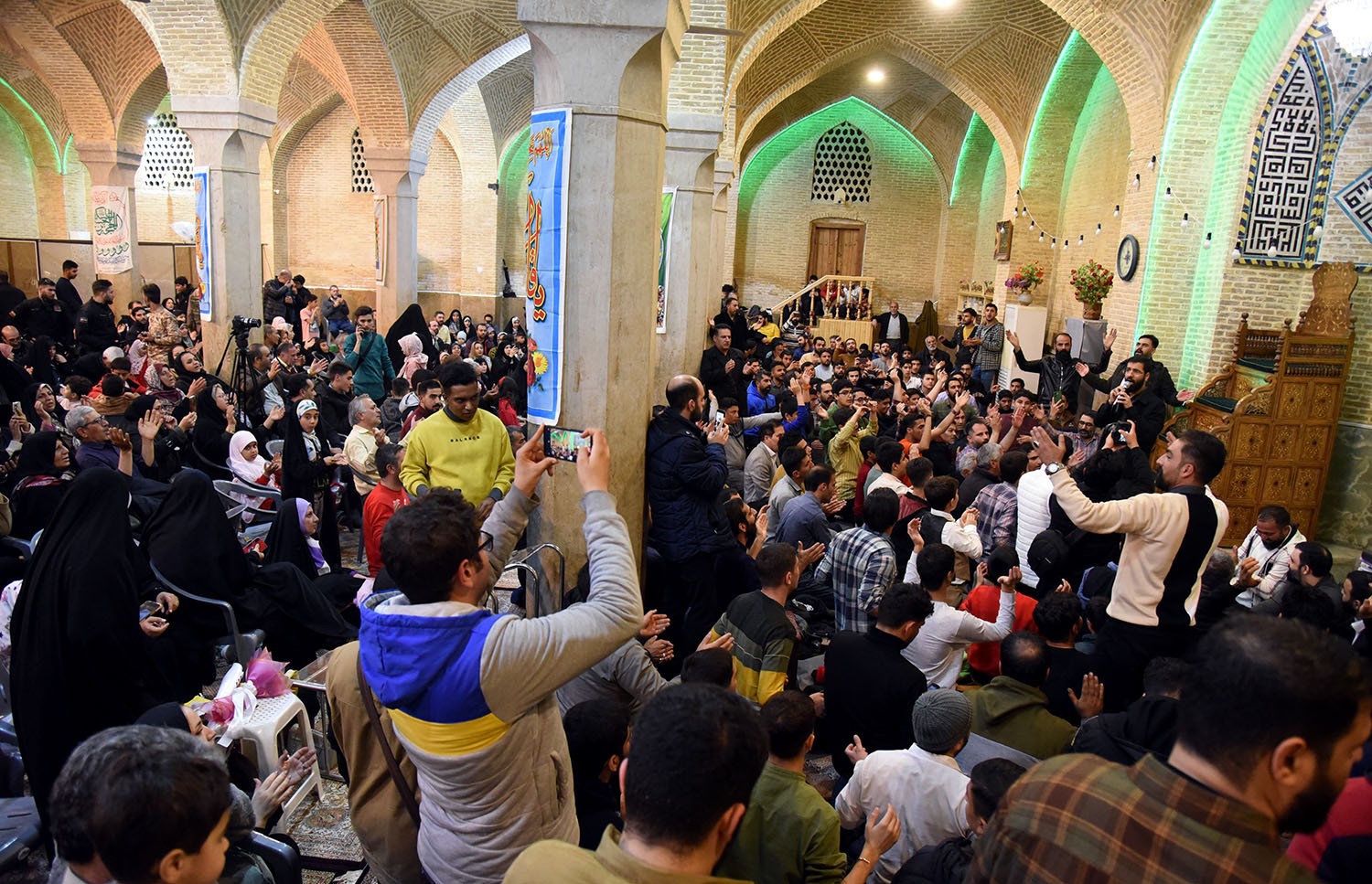 تصاویر| مراسم جشن و نورافشانی میلاد با سعادت حضرت ولی عصر(عج) و تلبس جمعی از طلاب در شیراز