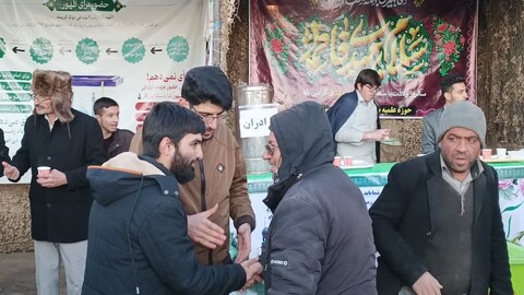 تصاویر/ تبلیغ چهره به چهره برای حضور حداکثری در انتخابات  توسط طلاب حوزه علمیه مرند