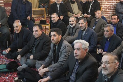 تصاویر/دیدار صمیمی مداحان و شاعران اردبیلی با نماینده ولی فقیه در استان