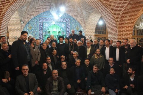 تصاویر/دیدار صمیمی مداحان و شاعران اردبیلی با نماینده ولی فقیه در استان