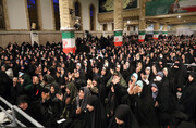 فیلم | لحظاتی از سرود دست‌جمعی رای‌ اولی‌ها در حسینیه امام خمینی(ره)