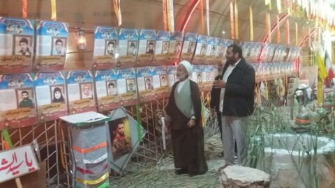 تصاویر/ بازدید امام جمعه برازجان از نمایشگاه شهدا در بهشت سجاد برازجان