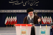 ایران میں پارلیمنٹ اور مجلسِ خبرگان کے انتخابات کا آغاز؛ رہبرِ انقلاب نے ووٹ کاسٹ کیا