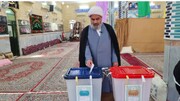 فیلم| صحبت های امام جمعه شهرستان پارسیان در پای صندوق رای