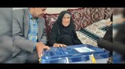 فیلم | شرکت پیرزن 100ساله در انتخابات در روستای وراوی شهرستان دشتی