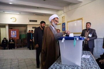 نماینده ولی فقیه در چهارمحال‌و بختیاری رأی خود را به صندوق انداخت