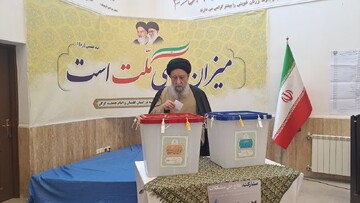 آیت الله نورمفیدی رأی خود را به صندوق انداخت