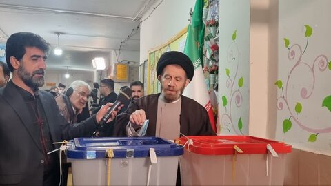 تصاویر شرکت نماینده ولی فقیه در لرستان در انتخابات