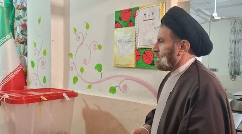 تصاویر شرکت نماینده ولی فقیه در لرستان در انتخابات