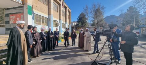 تصاویر شرکت نماینده ولی فقیه در لرستان در انتخابات