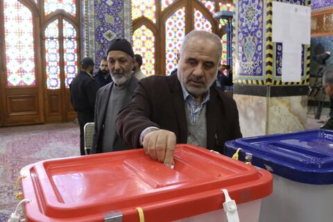 تصاویر/نماینده ولی فقیه و استانداریزد رای خودرابه صندوق انداختند