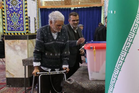 تصاویر/نماینده ولی فقیه و استانداریزد رای خودرابه صندوق انداختند