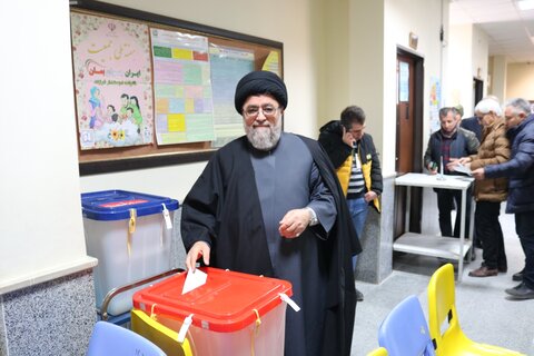 تصاویر/حضور مدیر حوزه علمیه استان اردبیل در انتخابات