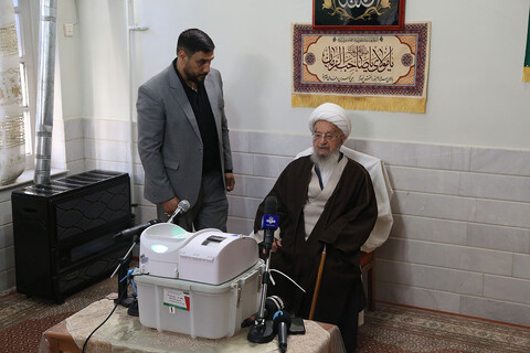 تصاویر/ حضور آیت الله العظمی مکارم شیرازی در انتخابات