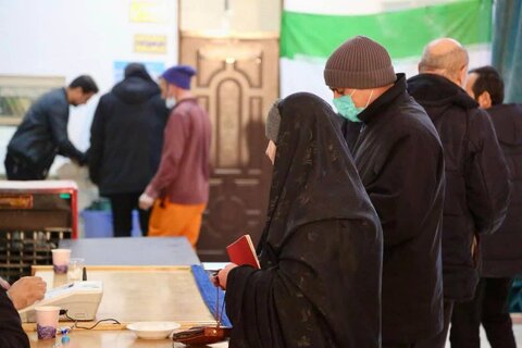 تصاویر/حضور نماینده ولی فقیه در استان اردبیل در پای صندوق های رای