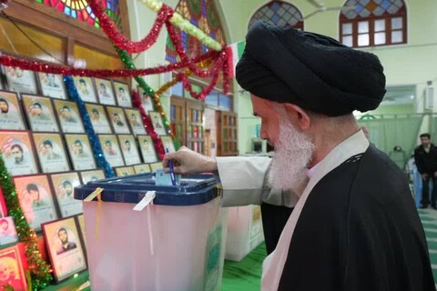 عکس/ آیت الله‌ حسینی بوشهری پای صندوق رأی