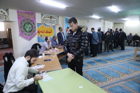 تصاویر/ بازدید استاندار آذربایجان‌غربی از شعب اخذ رای در ارومیه