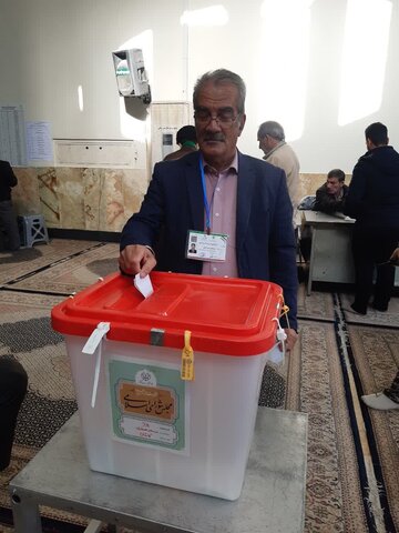 تصاویر/ حضورپرشور مردم  دارالمو منین کاشان پای صندوق های رای
