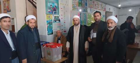 تصاویر/ حضور روحانیون و ائمه جمعه اهل سنت آذربایجان غربی در پای صندوق های رای