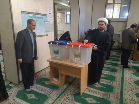 تصاویر/ حضور روحانیون و ائمه جمعه اهل سنت آذربایجان غربی در پای صندوق های رای