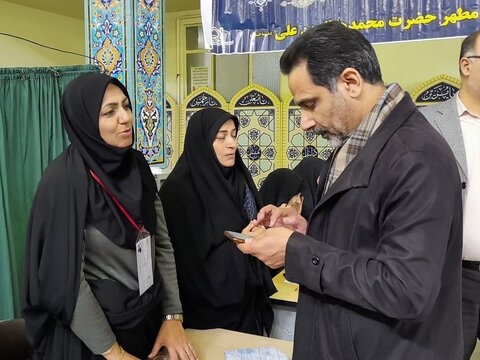 تصاویر/ حضور امام جمعه و فرماندار شهرستان آران و بیدگل در انتخابات