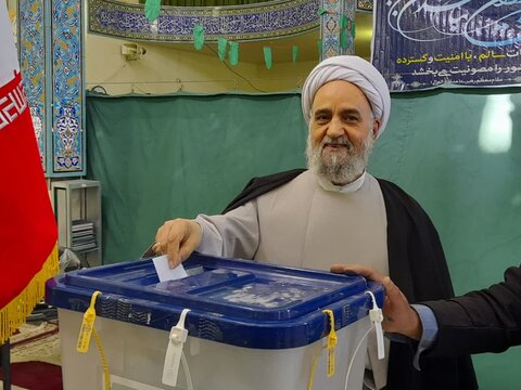 حضور امام جمعه شهرستان آران و بیدگل در انتخابات