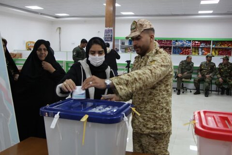 تصاویر/ حضور پرشور کارکنان پایور و وظیفه گروه۸۴۰موشکی نیروی زمینی ارتش در انتخابات