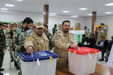 تصاویر/ حضور پرشور کارکنان پایور و وظیفه گروه۸۴۰موشکی نیروی زمینی ارتش در انتخابات