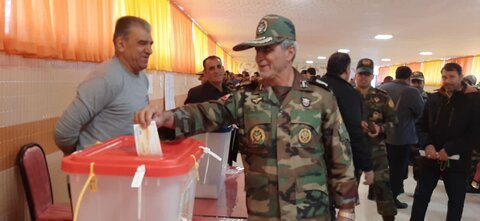 حضور فرمانده و پرسنل قرارگاه عملیاتی لشکر۸۴ پیاده لرستان در انتخابات