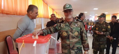 حضور فرمانده و پرسنل قرارگاه عملیاتی لشکر۸۴ پیاده لرستان در انتخابات