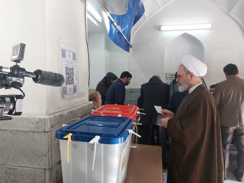 شرکت آیت الله اعرافی مدیر حوزه‌های علمیه در انتخابات