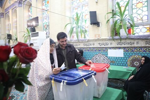 تصاویر/ اولین انتخاب سیاسی ۳۰زوج یزدی در انتخابات
