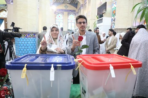 تصاویر/ اولین انتخاب سیاسی ۳۰زوج یزدی در انتخابات