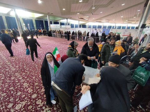تصاویر/حضور پر شور مردم شهر اراک در پای صندوق‌های رأی (۲)