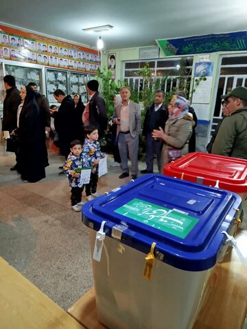 تصاویر/حضور پر شور مردم شهر اراک در پای صندوق‌های رأی (۲)