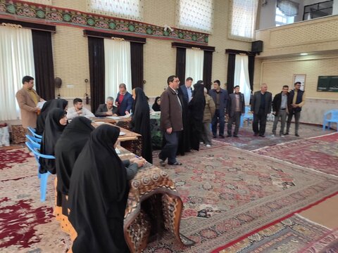 تصاویر/ حضور اقشار مردم چهاربرج در پای صندوق های رای