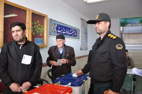 تصاویر/ حضور اقشار مردم چهاربرج در پای صندوق های رای